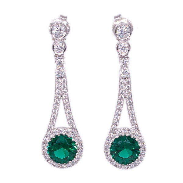 anello classico in argento, orecchini e collana con gemme verdi 