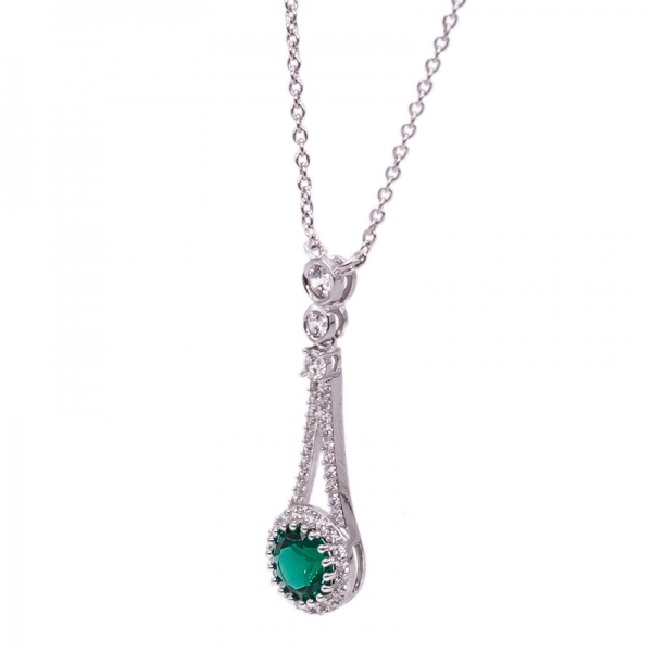 anello classico in argento, orecchini e collana con gemme verdi 