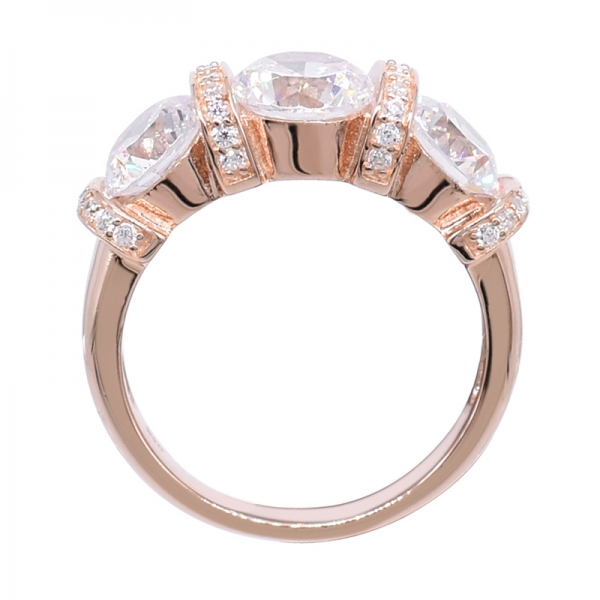 grazioso anello placcato oro rosa in argento con tre cz rotondi 