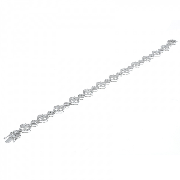 Bracciale con trifoglio aperto alternato in argento con cinturino bianco 