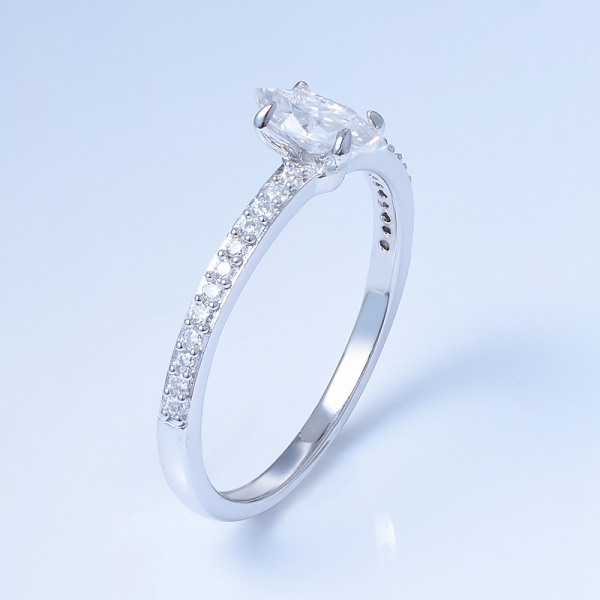 Anello pavé in argento sterling 925 con forma a marquise bianco cz 