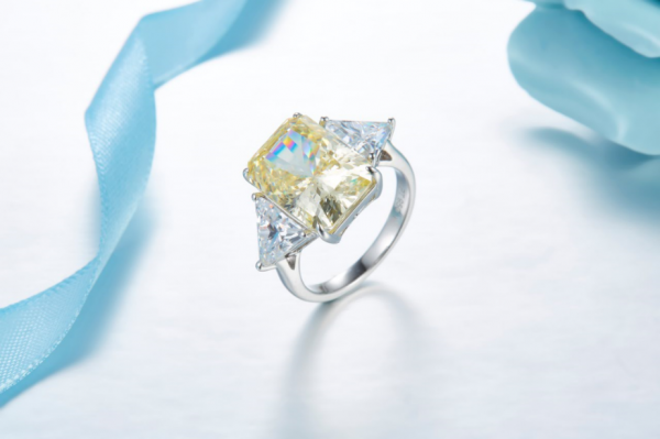 Anello da fidanzamento in argento a forma di pietra con 3 diamanti per taglio radiante a forma di pirotecnico da 10,0 ct 