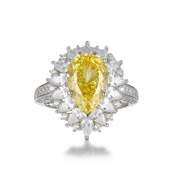 Anello in oro giallo con diamanti a forma di pera in argento sterling 925 
