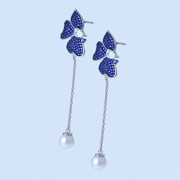 perle d'acqua dolce con zaffiro blu rodiato su orecchini in argento sterling 