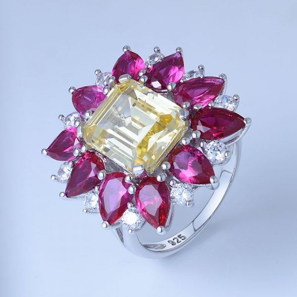 emarald simula il centro di un diamante giallo e un rubino rosso attorno al rodio su anelli d'argento 