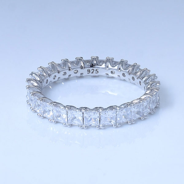 anello infinito con zirconi bianchi e rodio su argento sterling 925 taglio principessa 