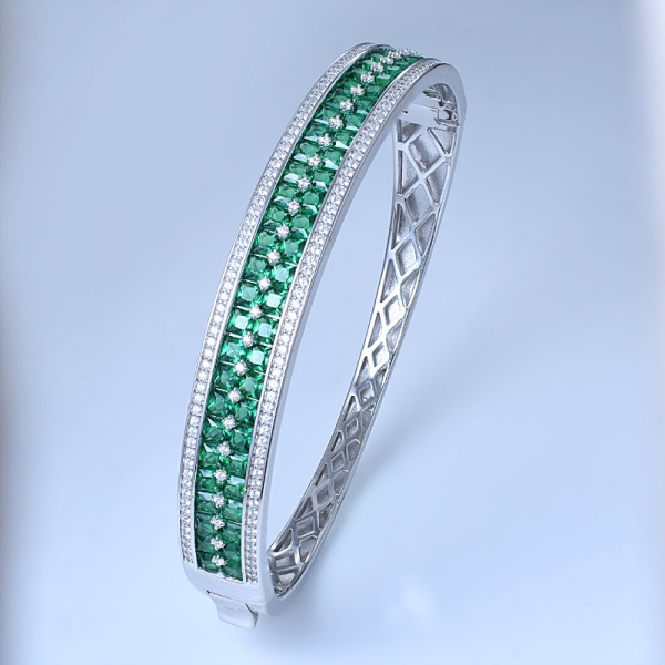 il quadrato simula lo smeraldo verde del rodio sopra il braccialetto sveglio dell'argento sterlina 