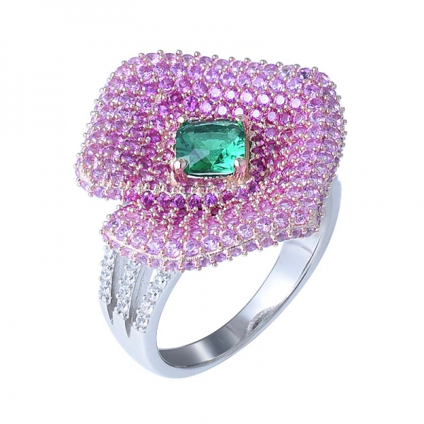 il taglio personalizzato del cuscino da sposa in argento 925 simula l'anello di fidanzamento con diamante verde emerad 