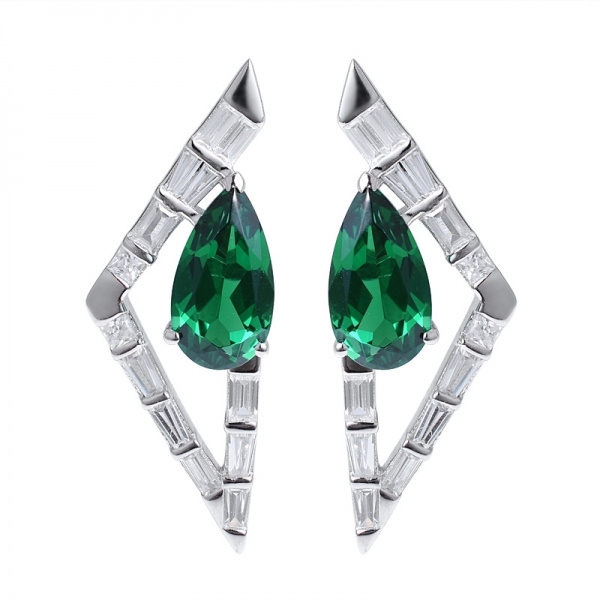 il taglio della pera simula il rodio verde smeraldo sopra l'orecchino della vite prigioniera di forma del triangolo 