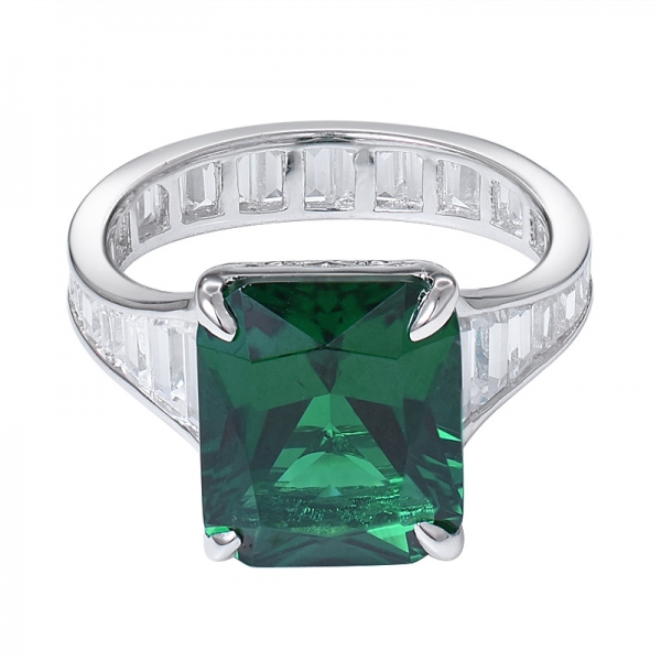 lab ha creato un anello in argento con rodio smeraldo 