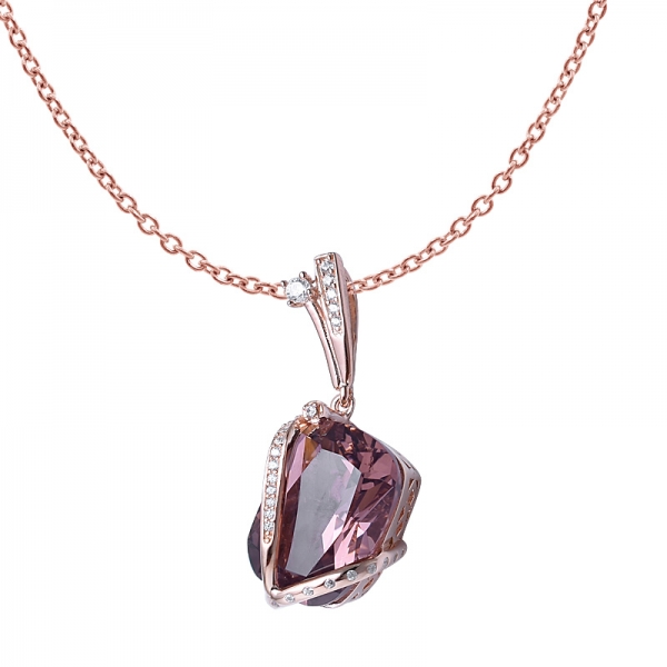 ciondolo in oro rosa 18 carati con zirconi color rosso scuro e morganite fantasia su argento 