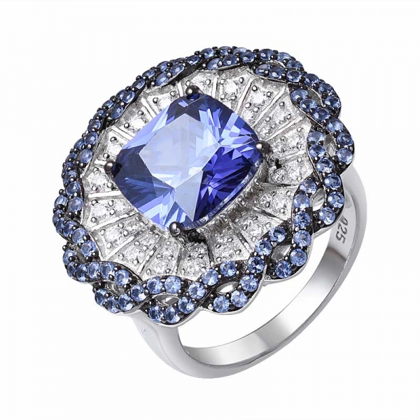 blu Tanzanite taglio a cuscino bicolore placcato su anello a fascia nuziale in argento sterling 