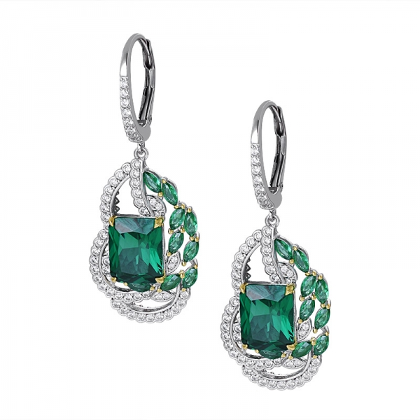 orecchino di nozze a grappolo di smeraldo coltivato in laboratorio di colore verde con taglio smeraldo 