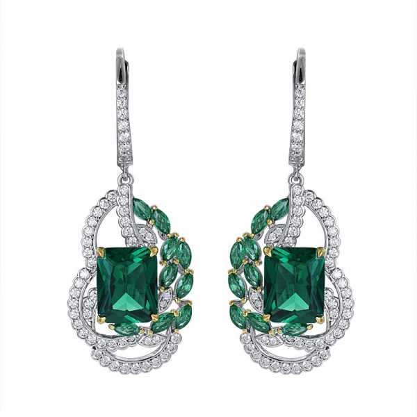 orecchino di nozze a grappolo di smeraldo coltivato in laboratorio di colore verde con taglio smeraldo 