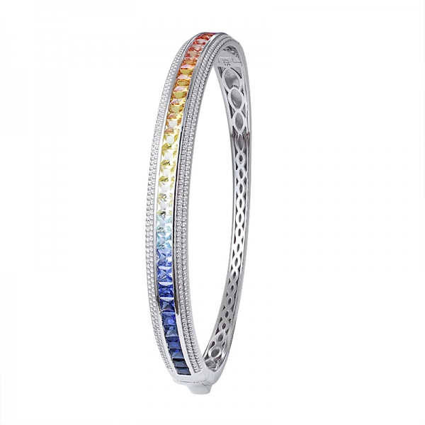 gemma sintetica colorata di zaffiro con taglio quadrato in rodio su un braccialetto arcobaleno in argento sterling 