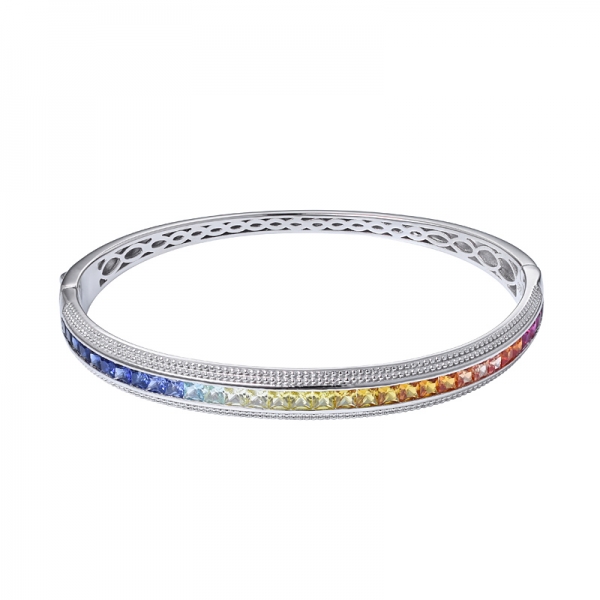 gemma sintetica colorata di zaffiro con taglio quadrato in rodio su un braccialetto arcobaleno in argento sterling 