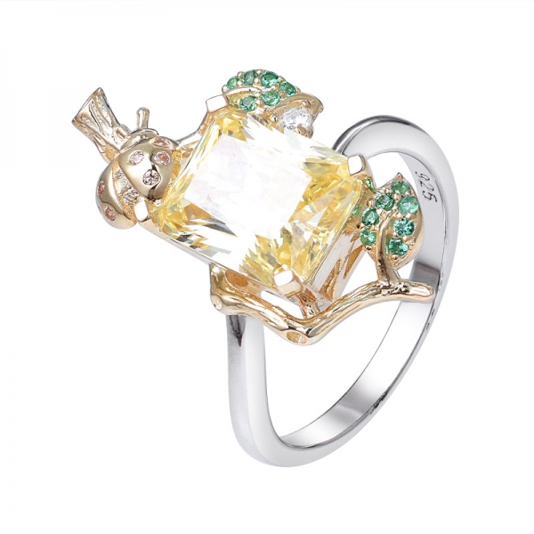 lab ha creato diamante giallo taglio smeraldo 2 toni su anello di fidanzamento in argento sterling 