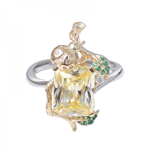 lab ha creato diamante giallo taglio smeraldo 2 toni su anello di fidanzamento in argento sterling 