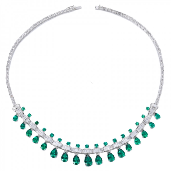 Collana per cena con accento di diamante e pietra preziosa verde smeraldo creata in argento sterling rodiato
 