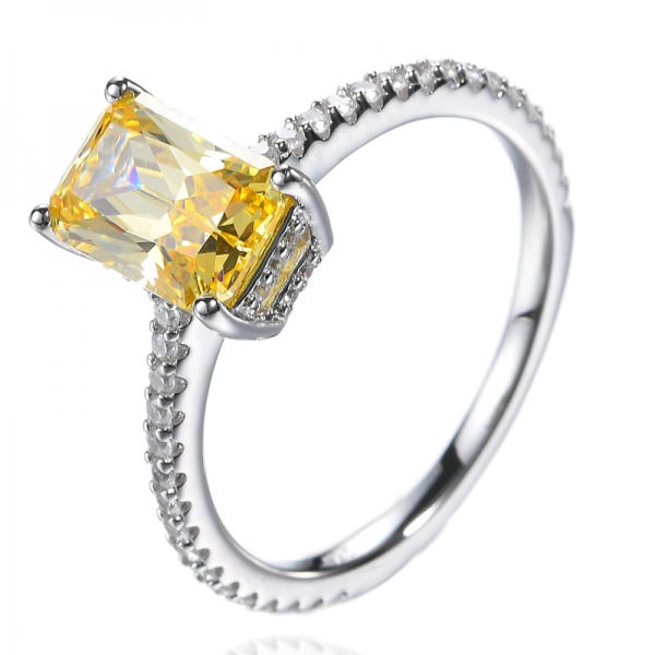 Anello di fidanzamento con taglio smeraldo bianco e giallo con diamanti
 