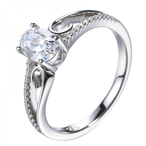 Anello di fidanzamento con diamante CZ con taglio ovale simulato classico
 