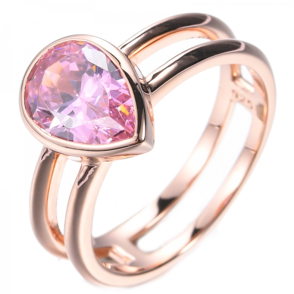 Zircone cubico rosa pera placcatura in oro rosa su anello solitario in argento sterling
 
