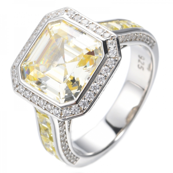 Anello centrale in argento rodiato con diamante taglio Asscher e zirconi cubici gialli
 