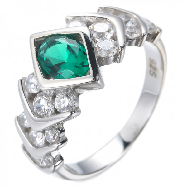 925 ovale verde smeraldo centro placcatura rodio su anello in argento sterling
 