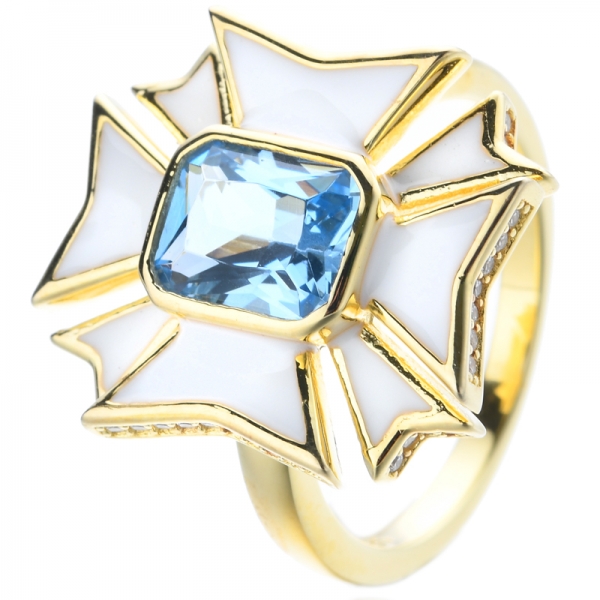 Anello in argento con placcatura in oro giallo 18 carati smaltato bianco con centro topazio blu
 