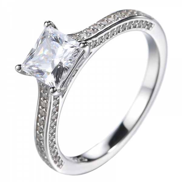Anello di fidanzamento con diamante simulato taglio principessa da 1 ct in argento sterling
 