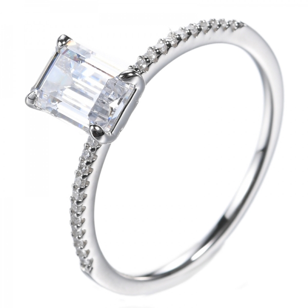 Anello di fidanzamento in argento con diamante simulato taglio smeraldo
 