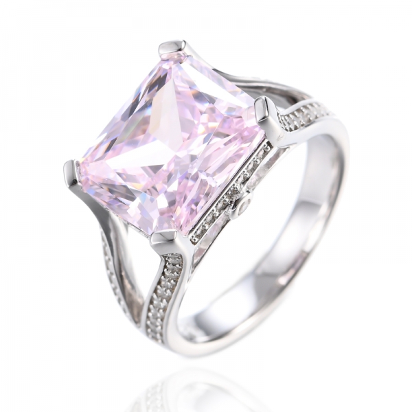 Anello in argento 925 con diamanti e zirconi rosa al centro con placcatura in rodio
 