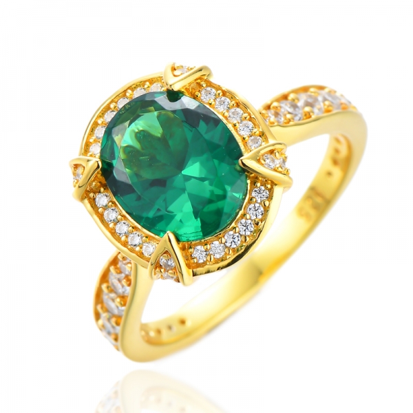 Anello in argento sterling creato con smeraldo verde e zirconi bianchi su anello in argento sterling
 