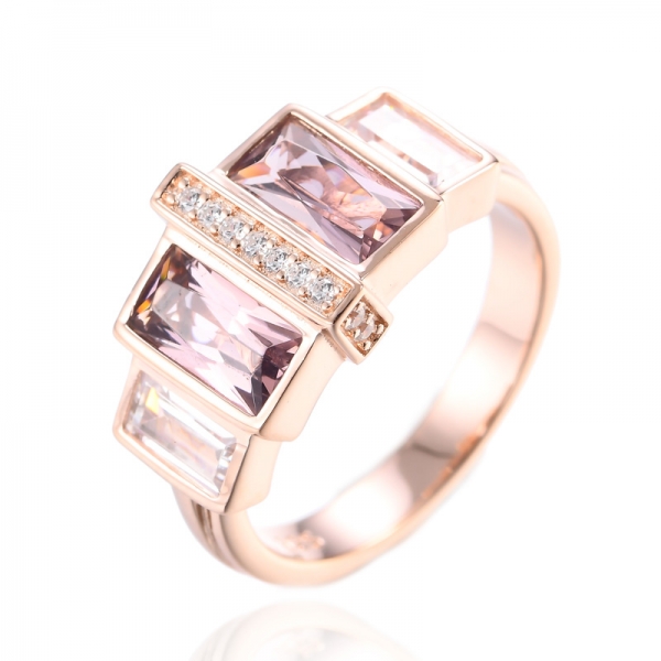 Anello di fidanzamento in oro rosa 14k con morganite simulato su anello di fidanzamento in argento sterling 