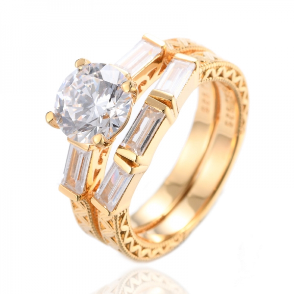 Anello di fidanzamento con tre pietre bianche CZ a taglio rotondo da 2 ct incastonato in oro giallo 18 carati 