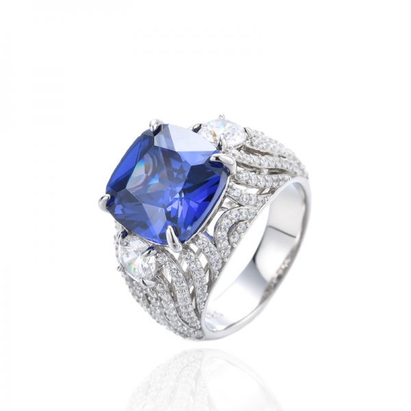 Cuscino Con Tanzanite E Anello Rotondo In Argento Rodiato Con Zirconi Cubici Bianchi 