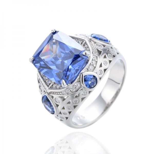 Anello in argento rodiato con tanzanite e zirconi bianchi 