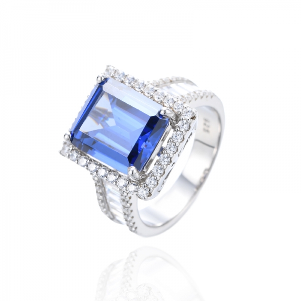 Anello in argento rodiato con tanzanite taglio smeraldo e zirconi bianchi 