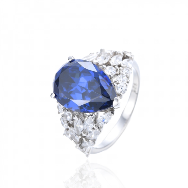 Anello in argento rodiato con tanzanite a forma di pera e zirconi bianchi 