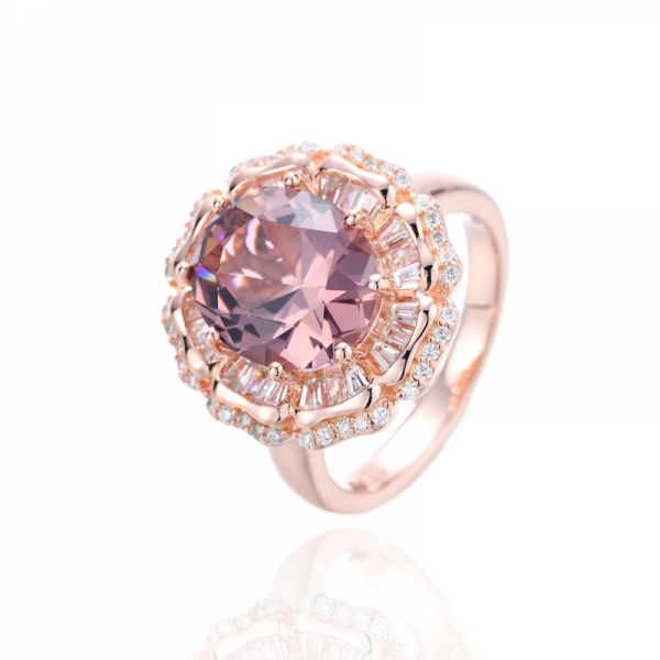 Anello in argento con nano morganite e zirconi bianchi di forma ovale con placcatura in oro rosa 