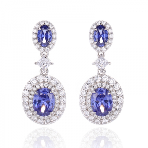 Orecchino in argento rodiato con tanzanite di forma ovale e zirconi bianchi 