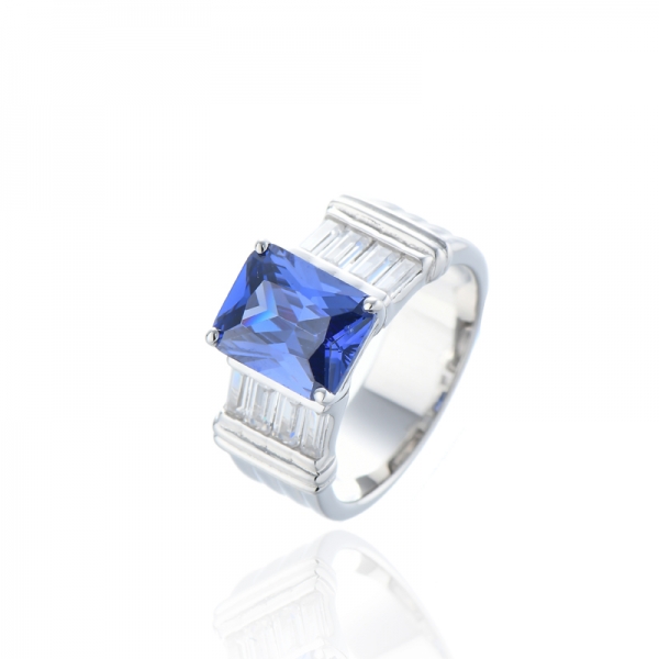 Anello in argento rodiato con tanzanite ottagonale e baguette con zirconi bianchi 