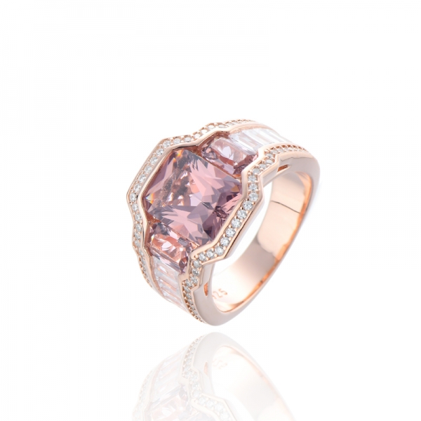 Anello in argento con nano morganite ottagonale e zirconi bianchi con placcatura in oro rosa 