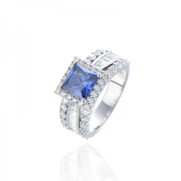 Anello in argento rodiato con tanzanite quadrata e zirconi bianchi 