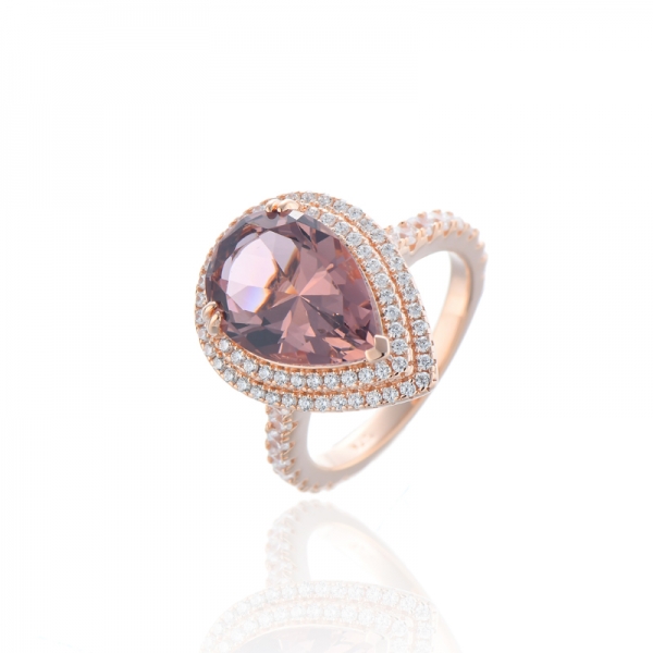 Anello in argento con nano morganite a forma di pera e zirconi bianchi rotondi con placcatura in oro rosa 