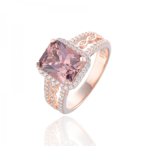 Anello in argento con nano morganite ottagonale e zirconi bianchi con placcatura in oro rosa 