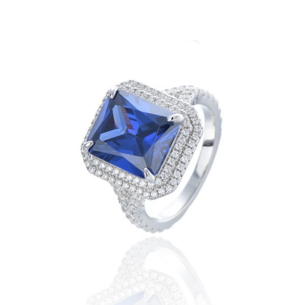 Anello con tanzanite ottagonale e zirconi bianchi rotondi in argento rodiato 