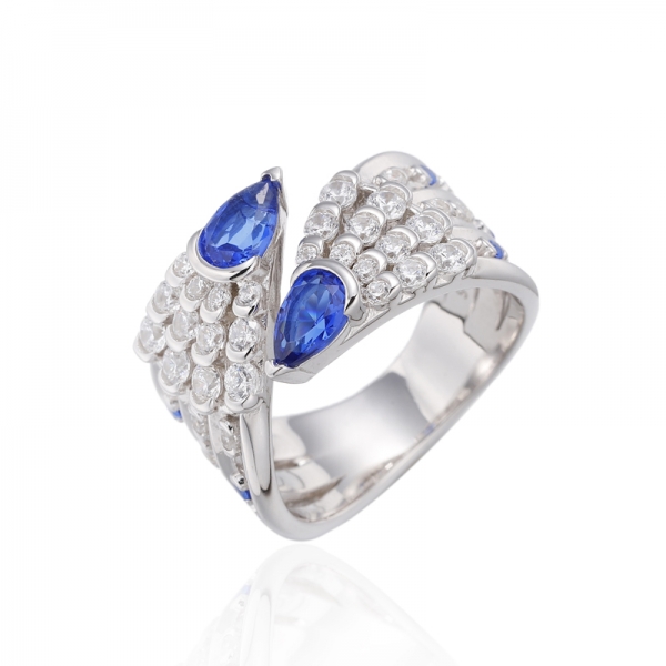 Anello in argento rodiato nano blu a forma di pera e zirconi bianchi rotondi 