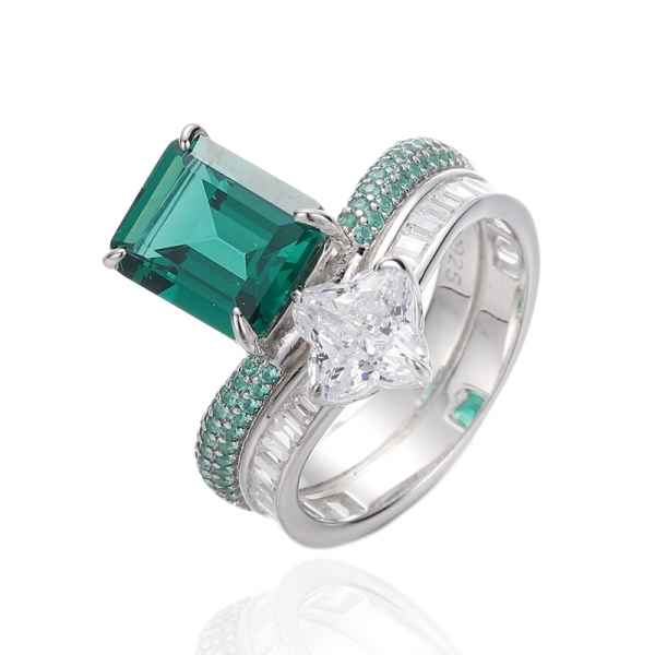 Anello in argento rodiato nano verde taglio smeraldo e zirconi bianchi 