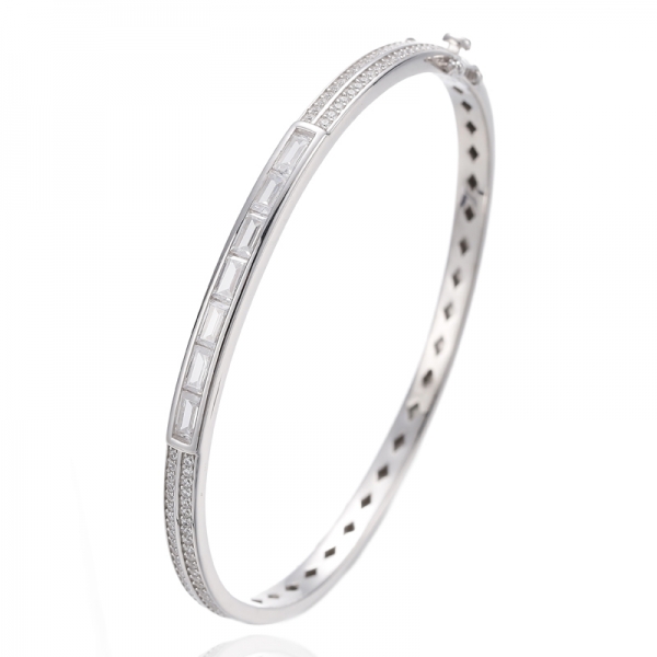 Bracciale rigido rotondo in argento rodiato con zirconi bianchi e baguette 